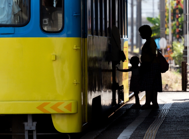 【日本全国】路面電車が通る観光地10選！間違いやすい交通ルールも紹介【追い越し？安全地帯？】