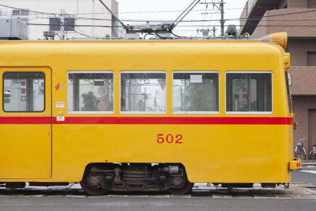 【日本全国】路面電車が通る観光地10選！間違いやすい交通ルールも紹介【追い越し？安全地帯？】